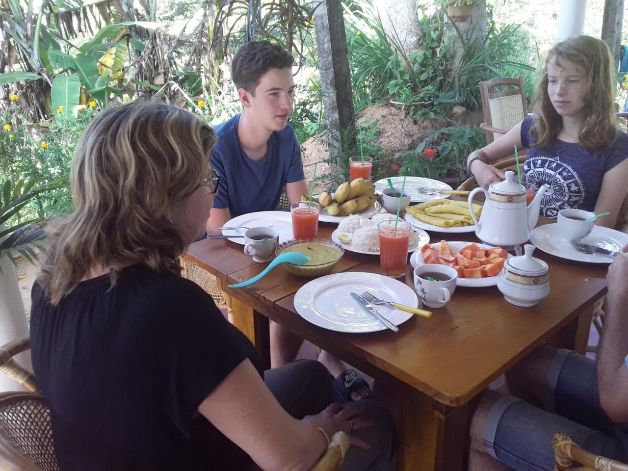 Ella Banana Rest Inn Extérieur photo